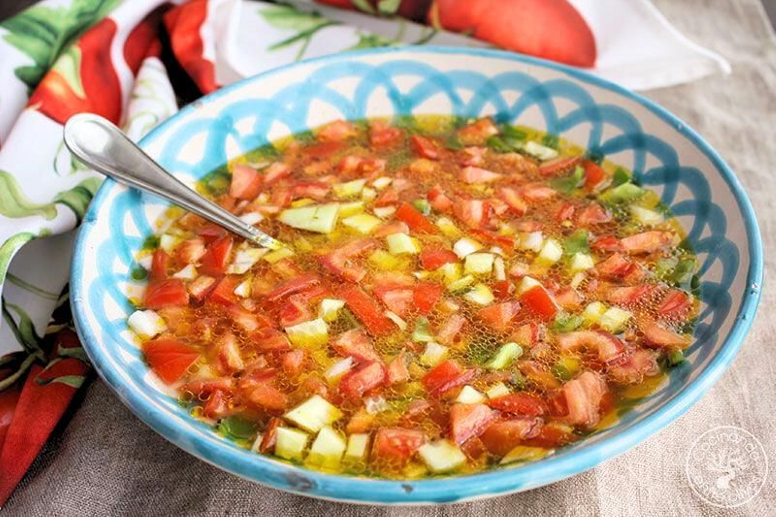 El gazpacho "picado" o a la antigua se inventó en otros tiempos, cuando no existían las batidoras, aunque sigue vigente en muchos puntos de Jaén y Andalucía.