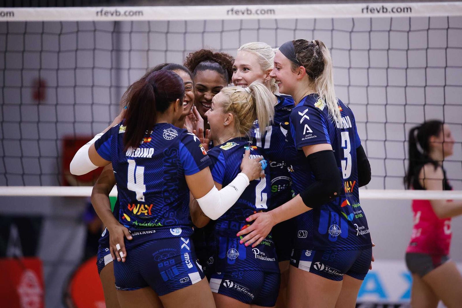 Las jugadoras del Cajasol  Voley  hacen piña celebrando un punto.