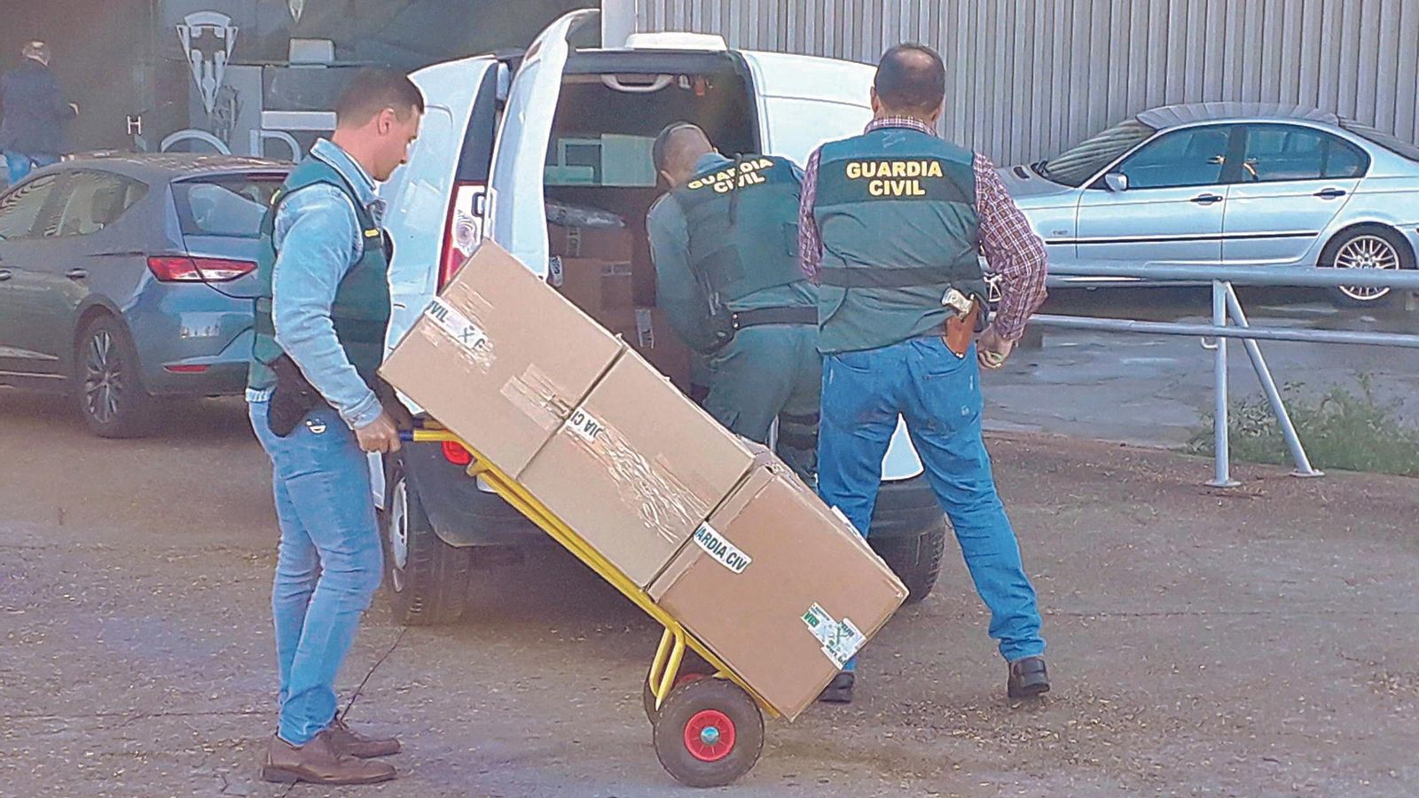 La Guardia Civil extrae documentación de las oficinas de El Arcángel, en el inicio de la ‘Operación Trapicheos’ el 7 de noviembre de 2019.