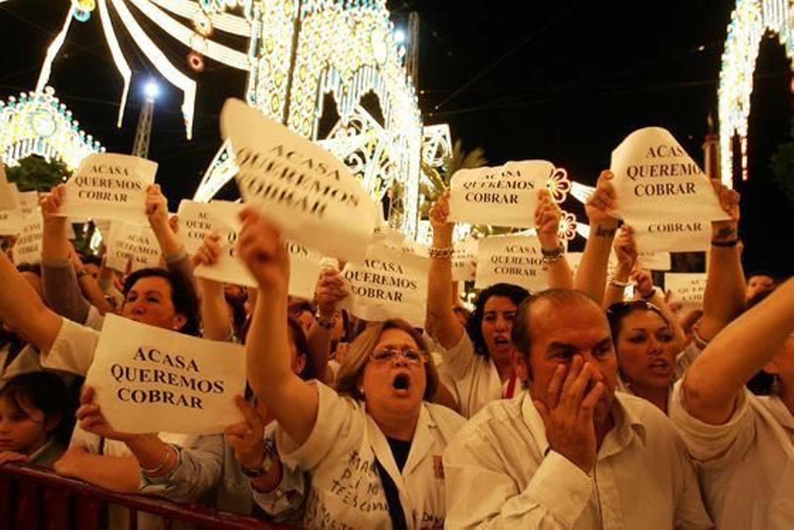 Las trabajadoras de Acasa, ayer durante su protesta ante el templete municipal, donde Pilar Sánchez inauguró la Feria.  Foto: Pascual