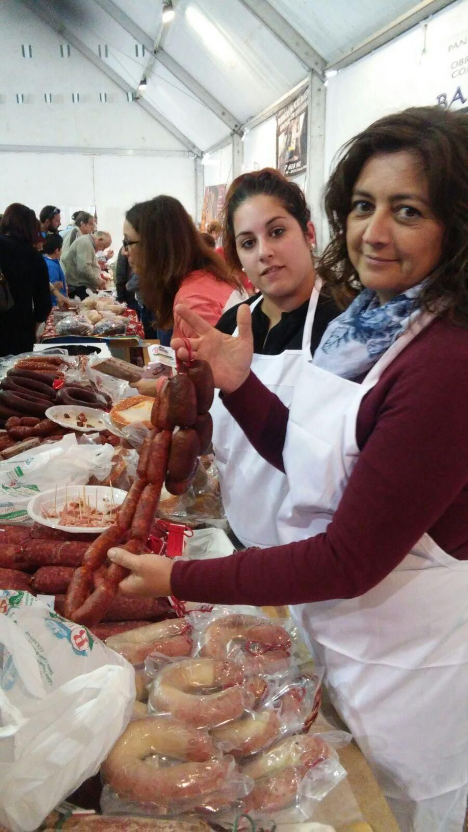 Mujeres muestran algunos de los embutidos típicos.