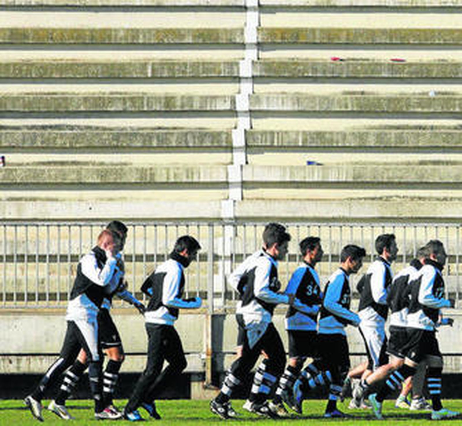 La plantilla del Córdoba corretea por una de las bandas del campo de la Ciudad Deportiva.