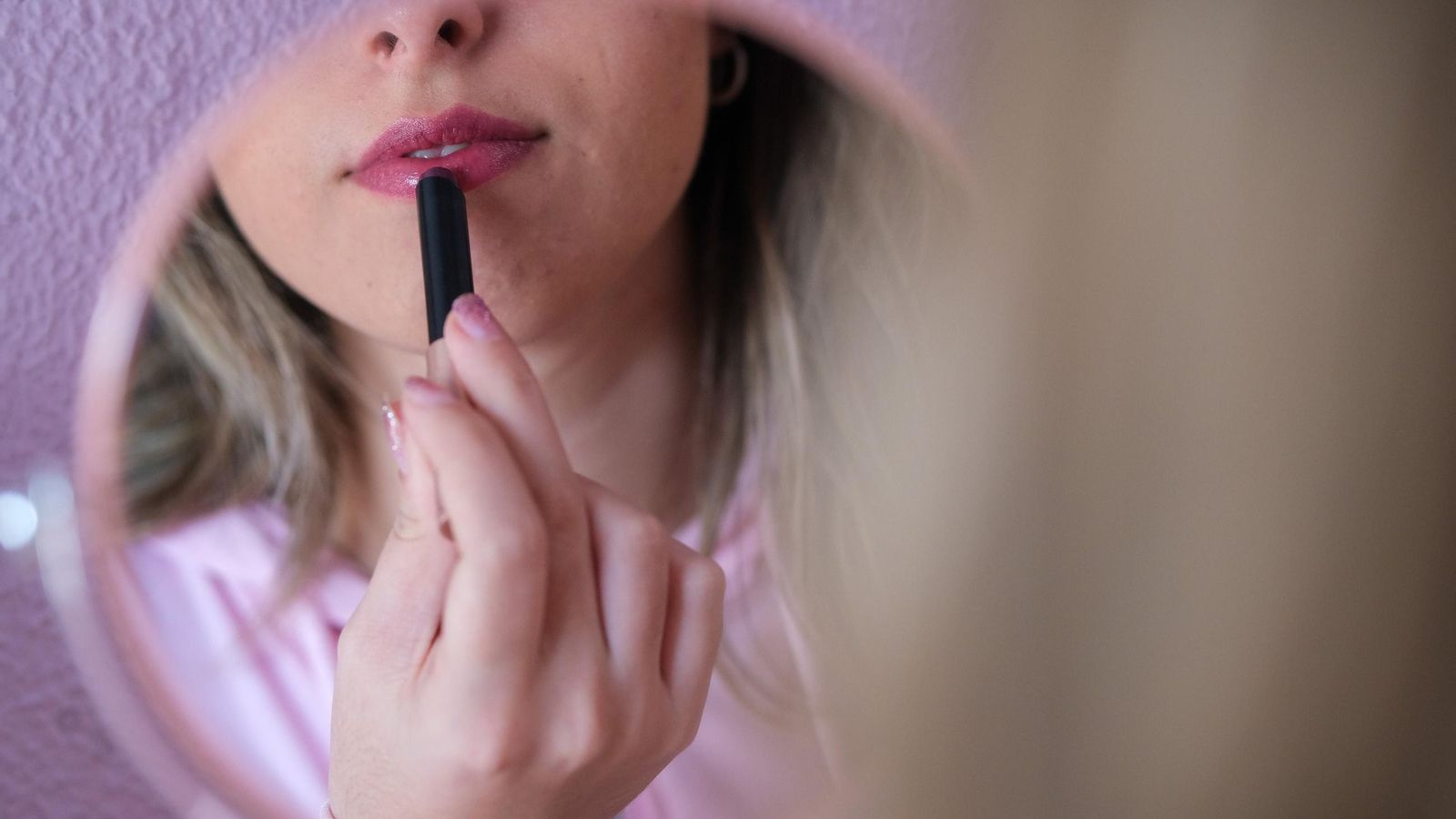 Una preadolescente se maquilla.