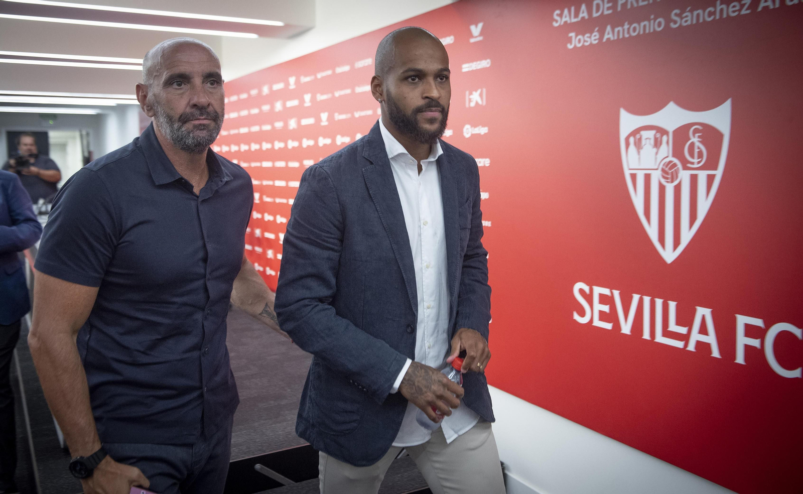 Marcao, junto a Monchi el día de la presentación del defensa brasileño.