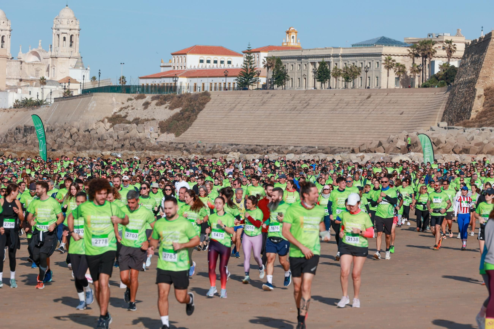 Búscate en las fotos de la XI Carrera en Marcha Contra el Cáncer de Cádiz