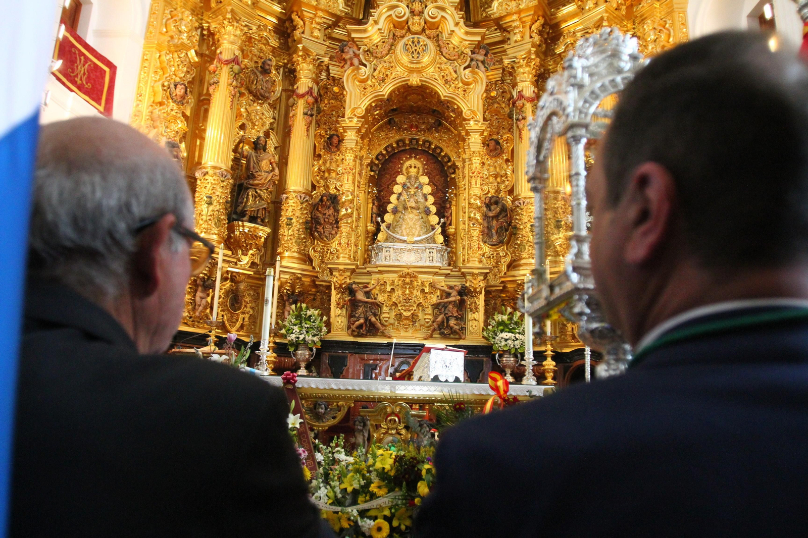 La Hermandad de Huelva se presenta ante la Virgen del Rocío en su peregrinación a la aldea almonteña