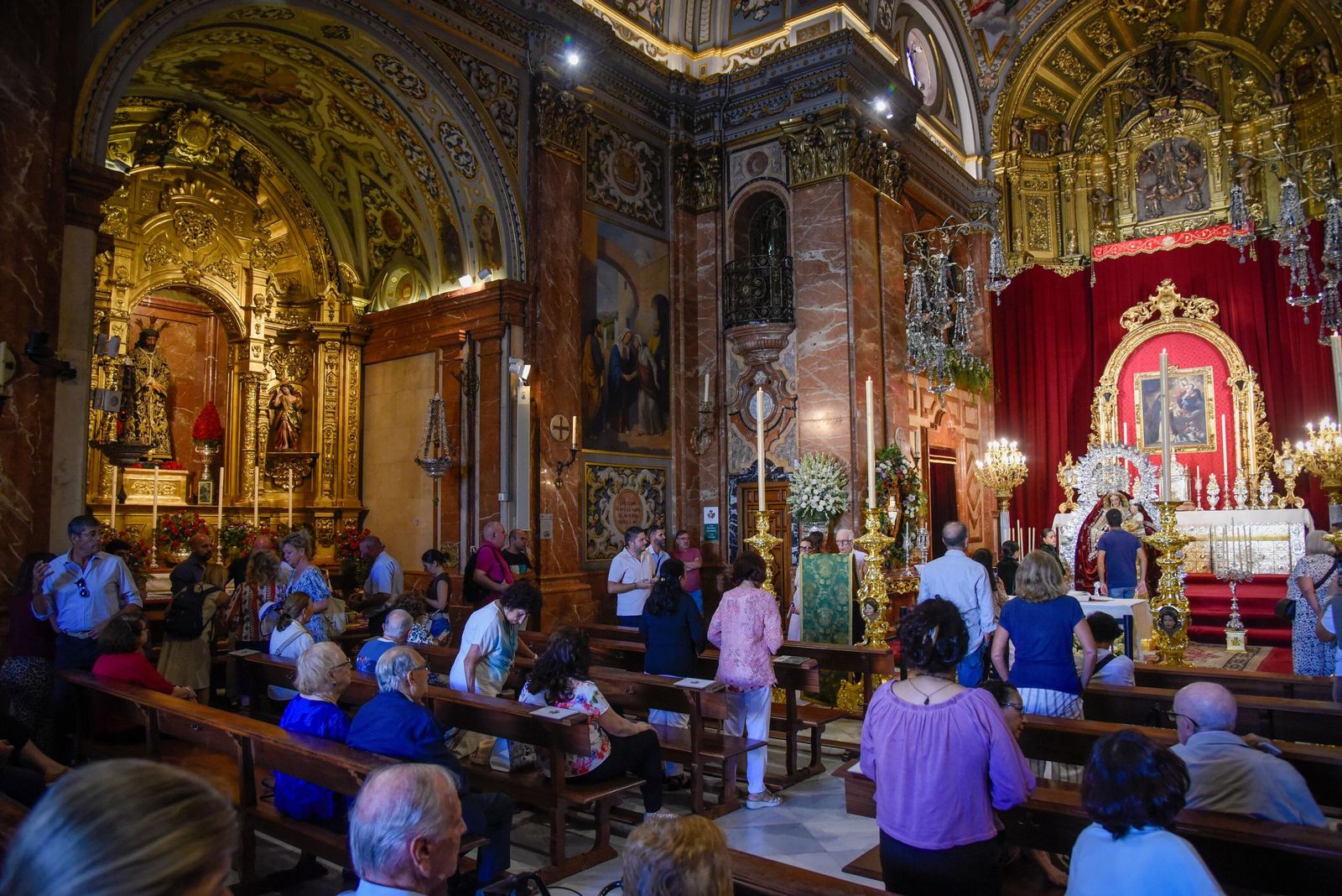 Donde suele estar la Macarena, estuvo el Sentencia y ahora está la Virgen del Rosario.