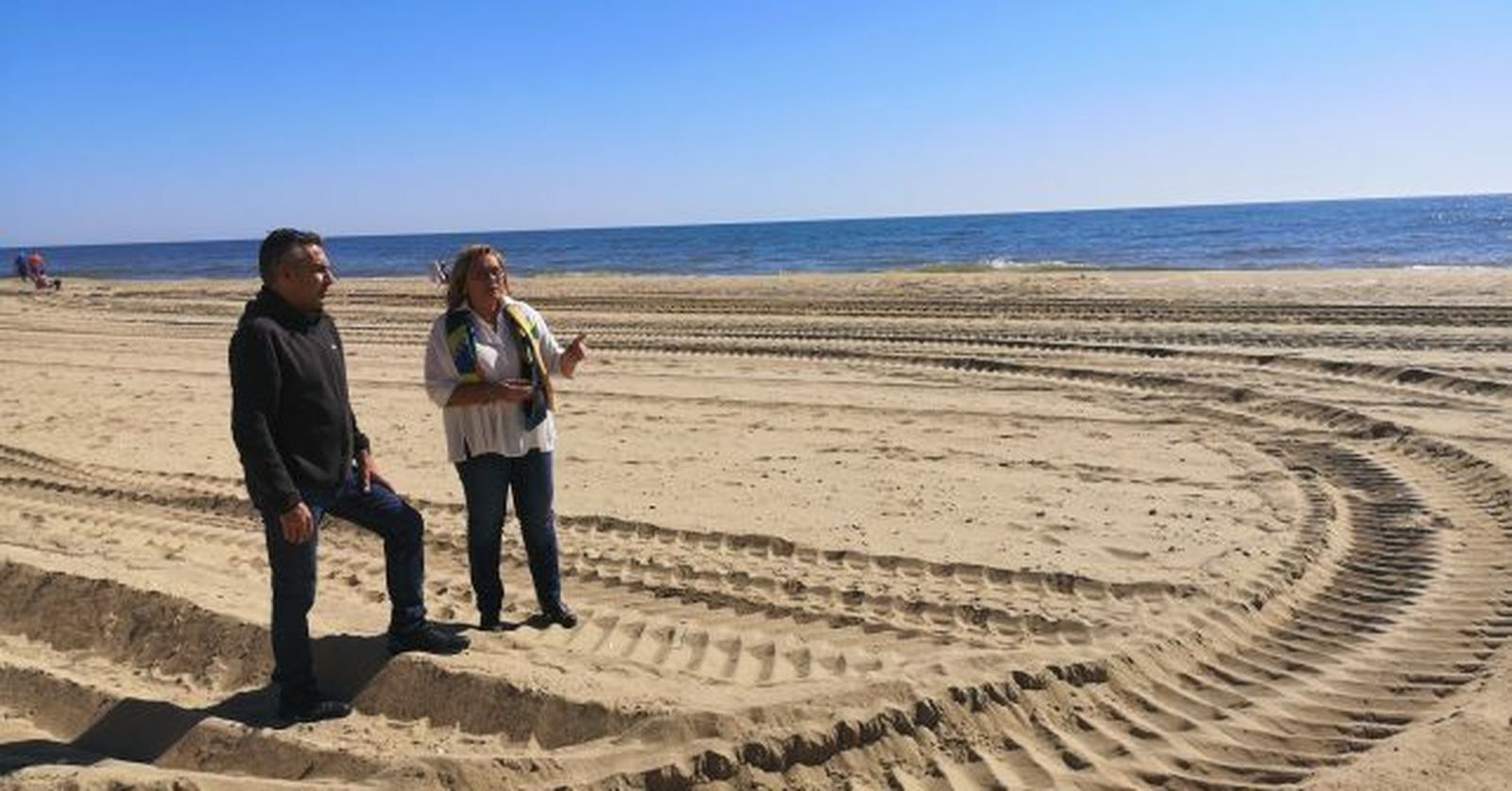 María Luisa Faneca en la playa de isla Cristina, con el alcalde.