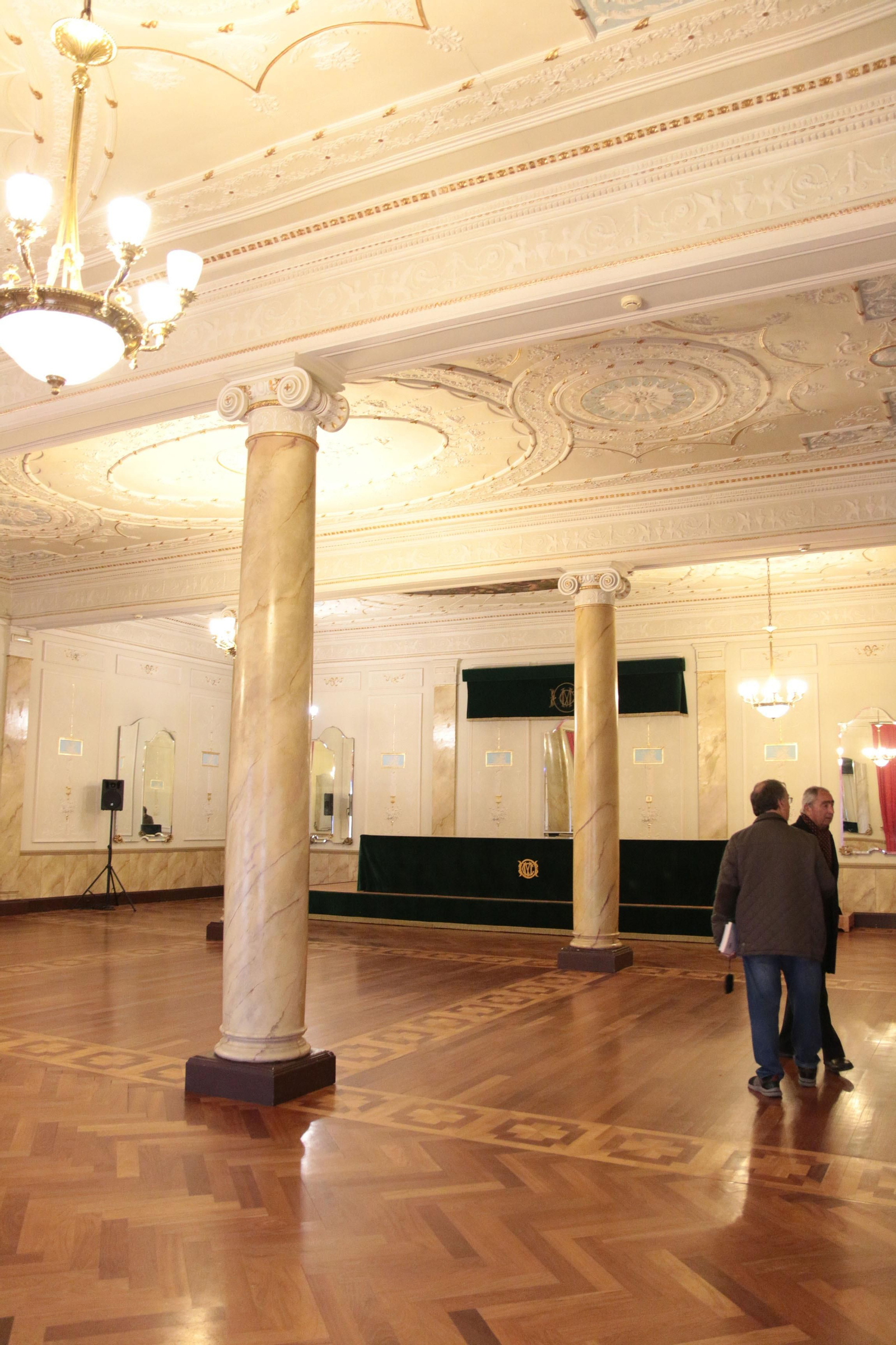 Así de espectaculares son los salones del Círculo Mercantil de Almería