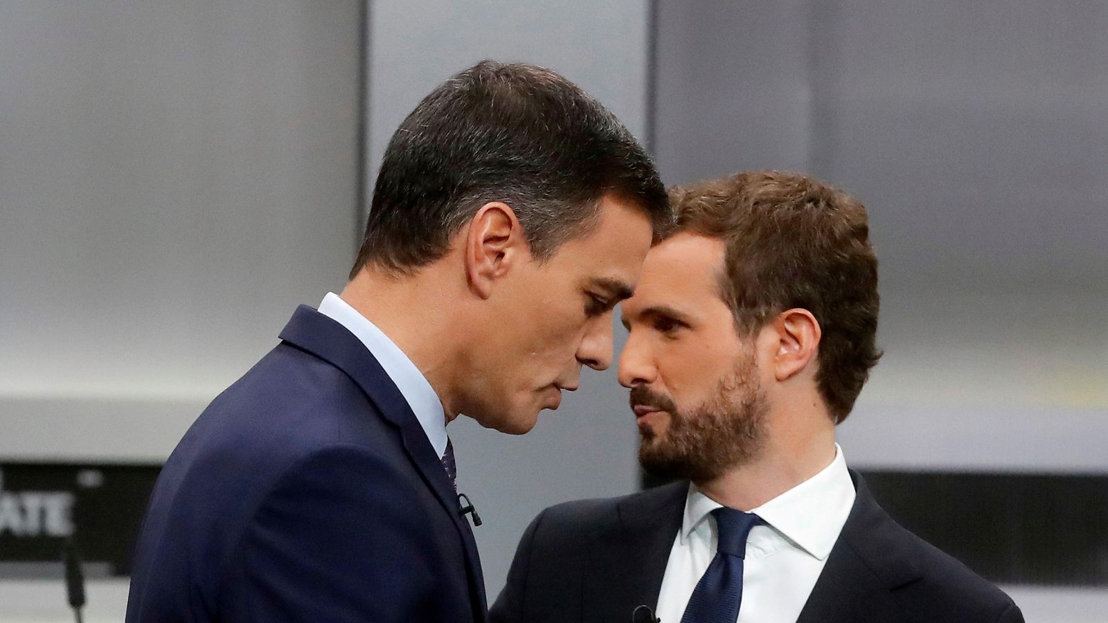 Pedro Sánchez y Pablo Casado, en el inicio del debate.