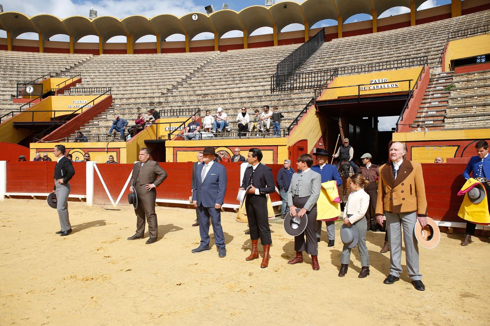 La clase magistral solidaria de Miguelete en la plaza de toros de Las Palomas de Algeciras, en imágenes