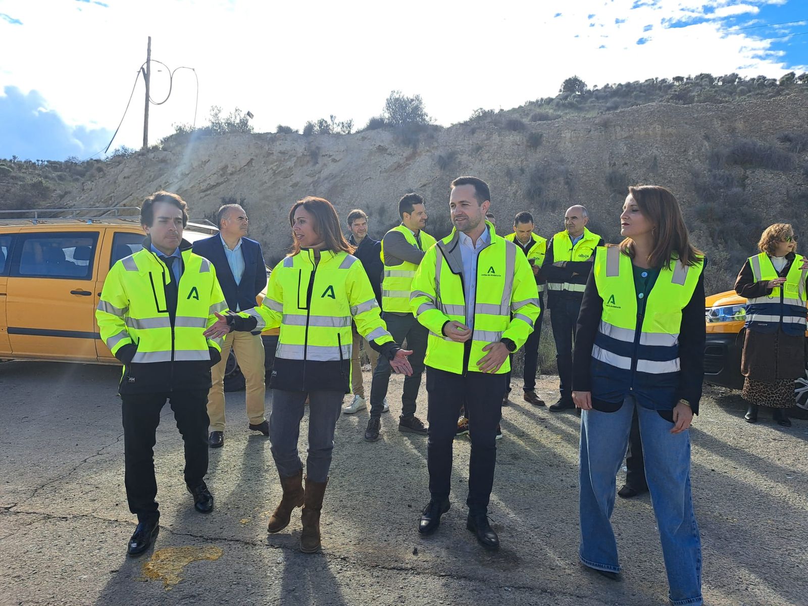 Las autoridades durante la visita a una de las carreteras con asfalto sostenible