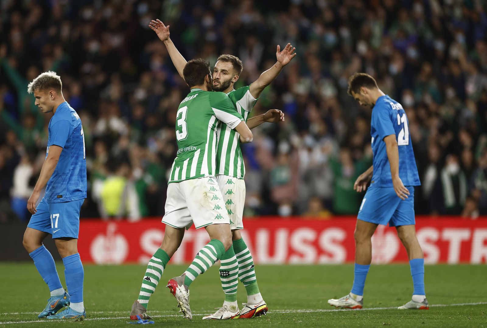 Édgar se abraza a Pezzella al término del partido ante el Zenit.