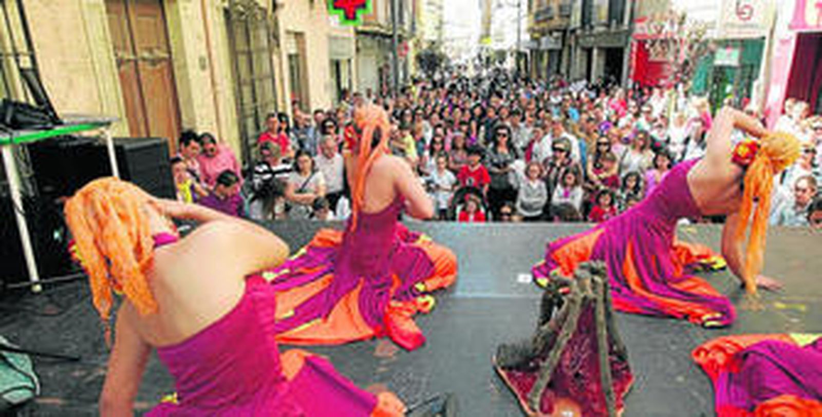 Vecinos de Juan Lirola celebran la 'vuelta' de su calle para los peatones