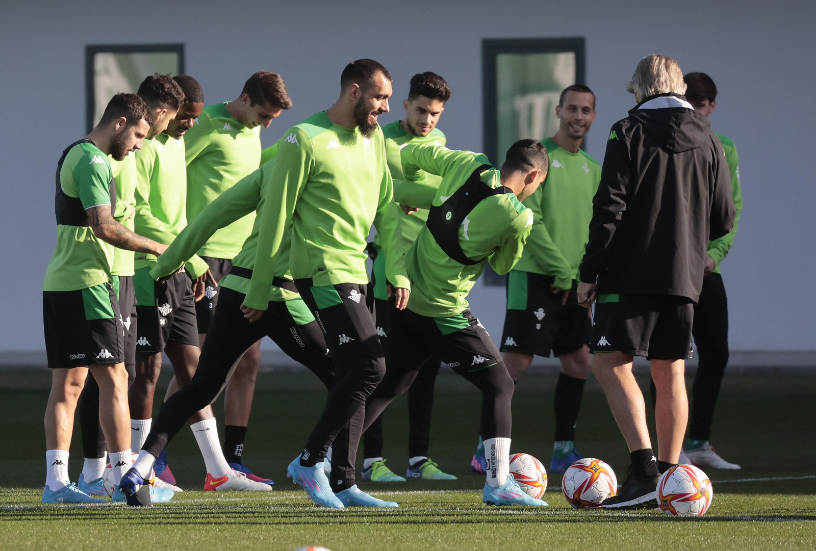 Los jugadores del Betis, antes de comenzar un entrenamiento.