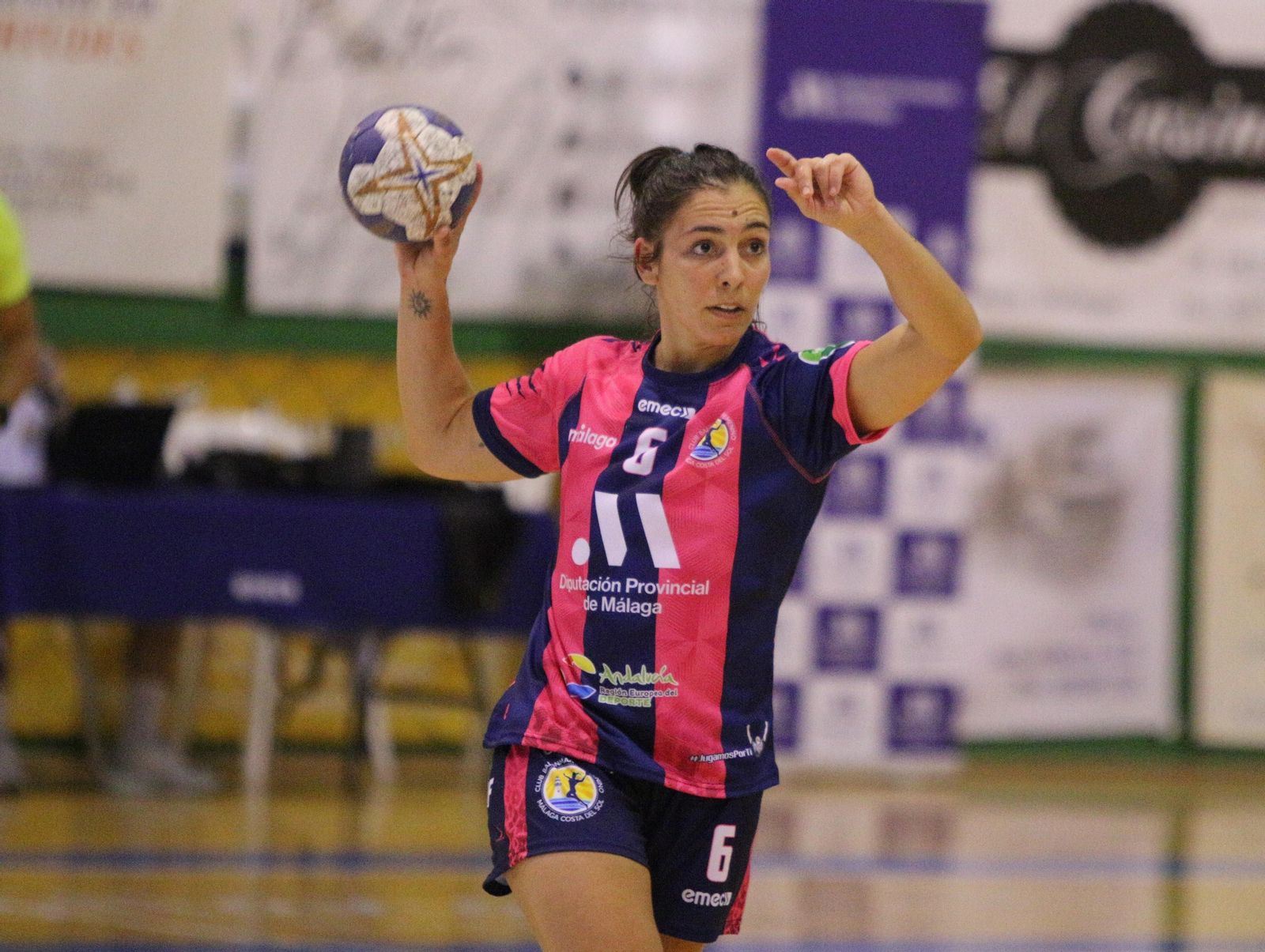 Estela Doiro lanza a portería.