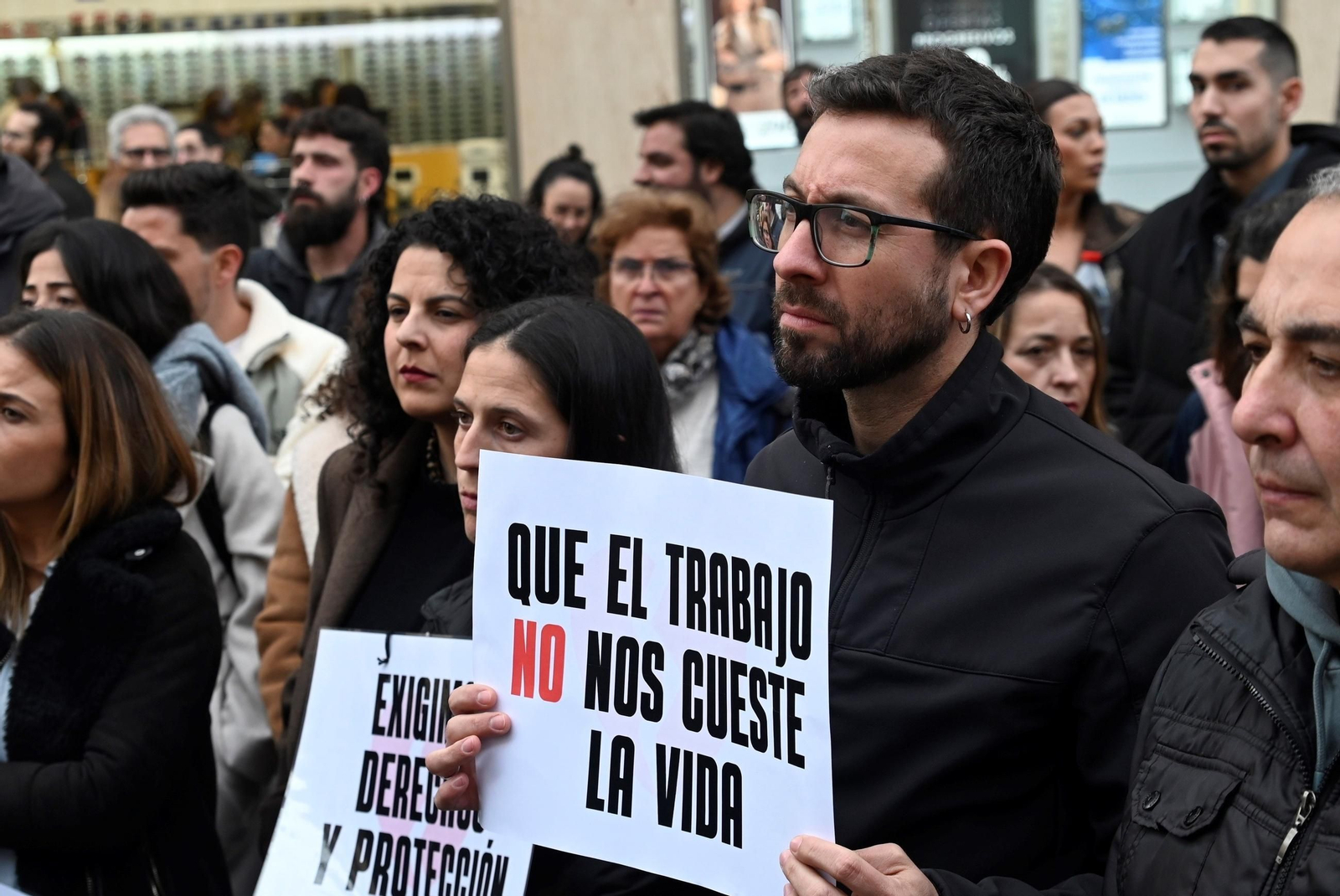 La concentración en Córdoba por la educadora social asesinada en Badajoz, en imágenes