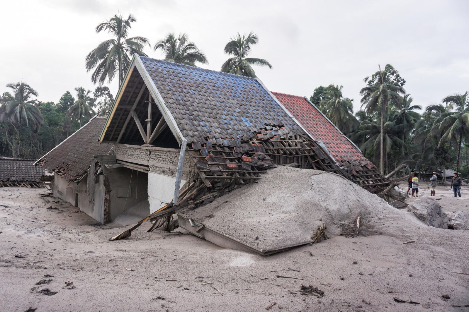 La erupción del volcán Semeru cubre de ceniza varias zonas de Indonesia