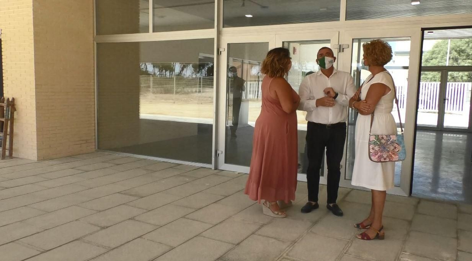 La alcaldesa, Elena Amaya, junto al delegado de Educación, Miguel Andreu, y la edil Victoria Pérez, en el nuevo colegio.