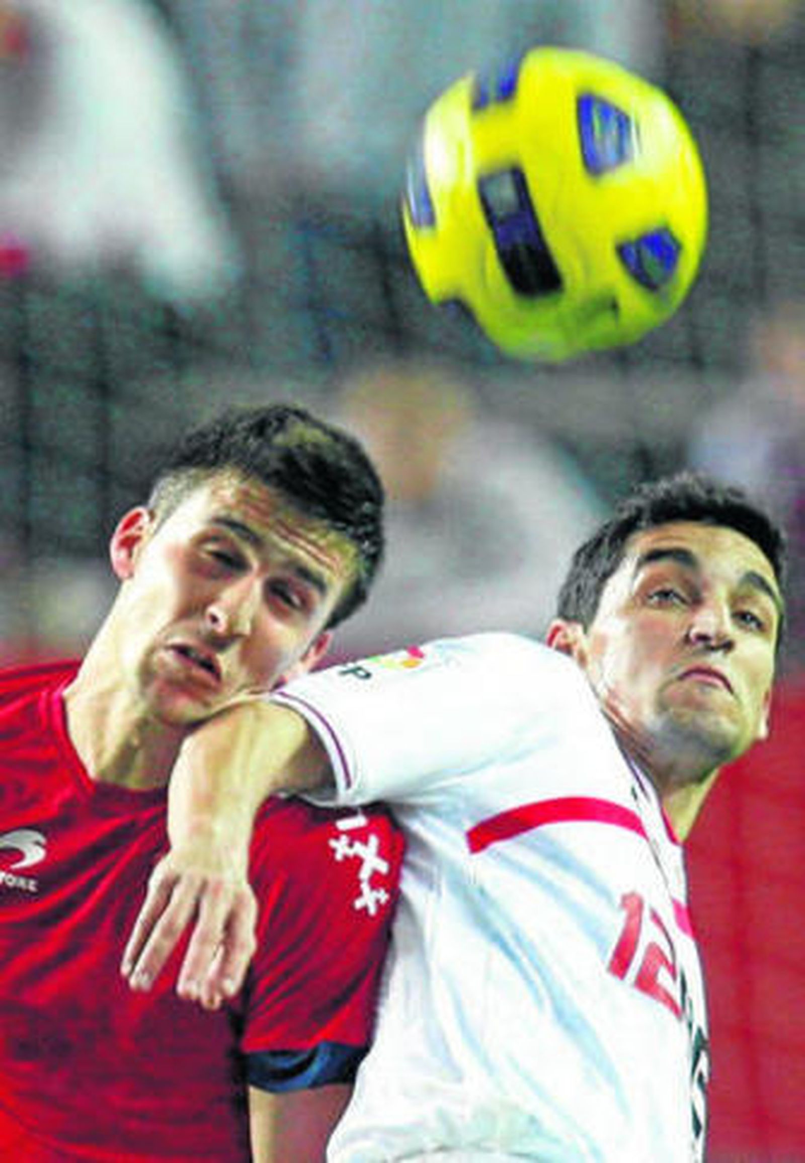 Oier Sanjurjo pelea un balón con el sevillista Jesús Navas.