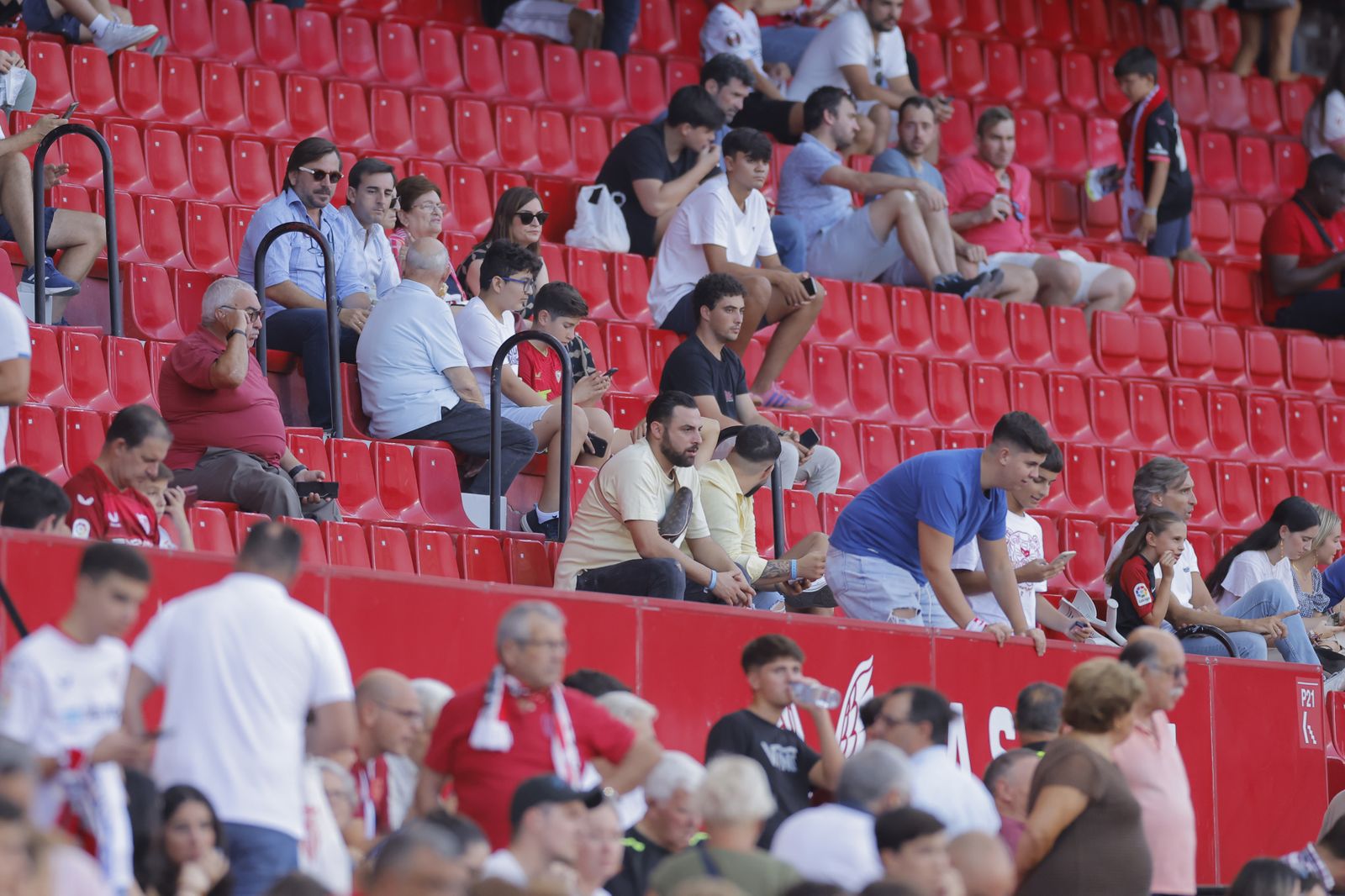 Búscate en las fotos del Sevilla-Almería