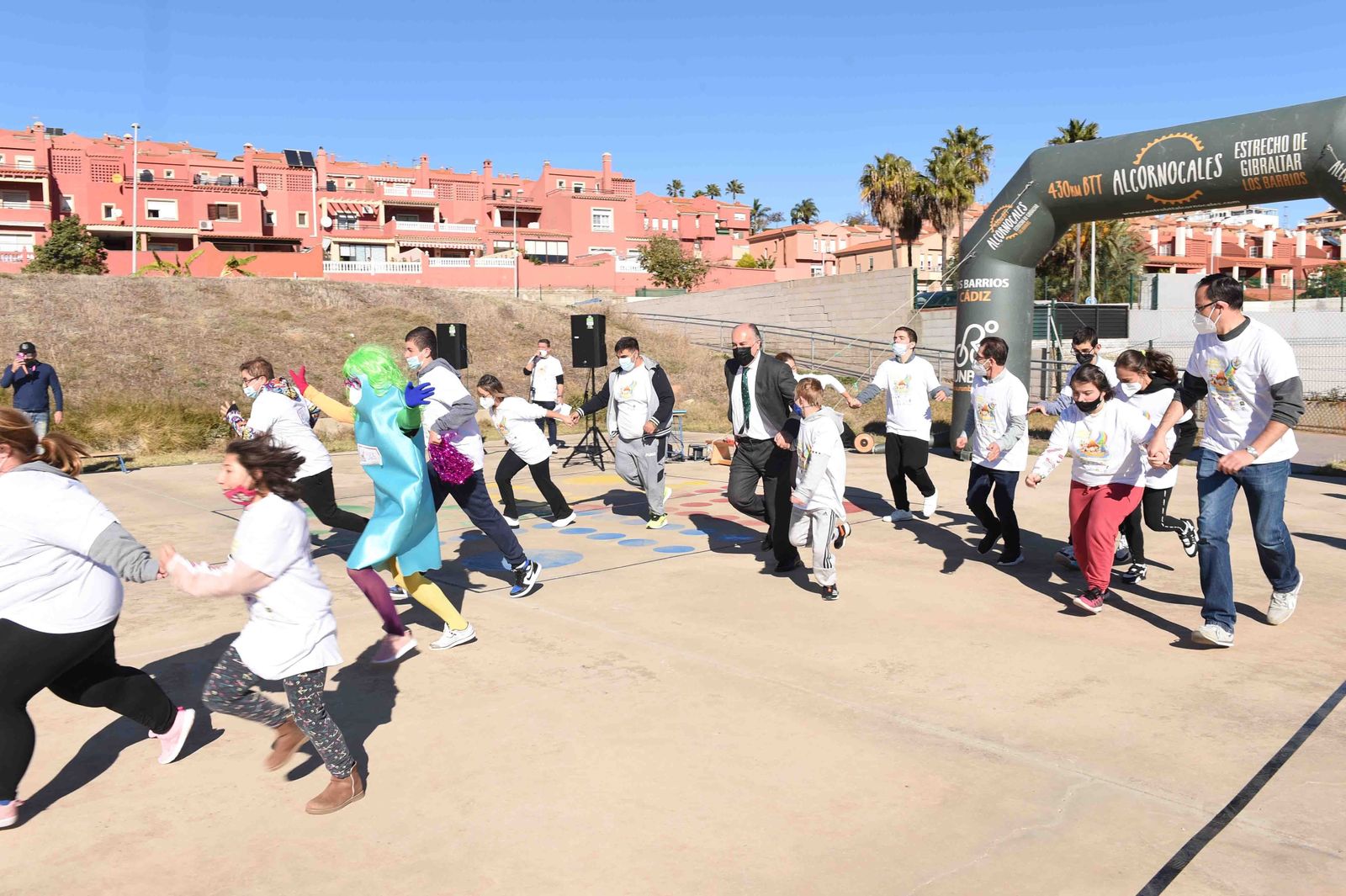 Los alumnos del colegio Virgen de la Esperanza, durante la carrera a la que se sumó el alcalde.