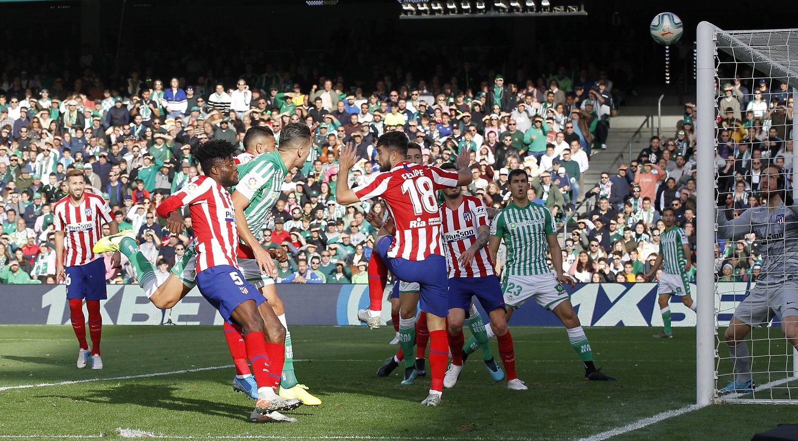 El remate de Feddal tras centro de Canales se estrella en la cruceta.