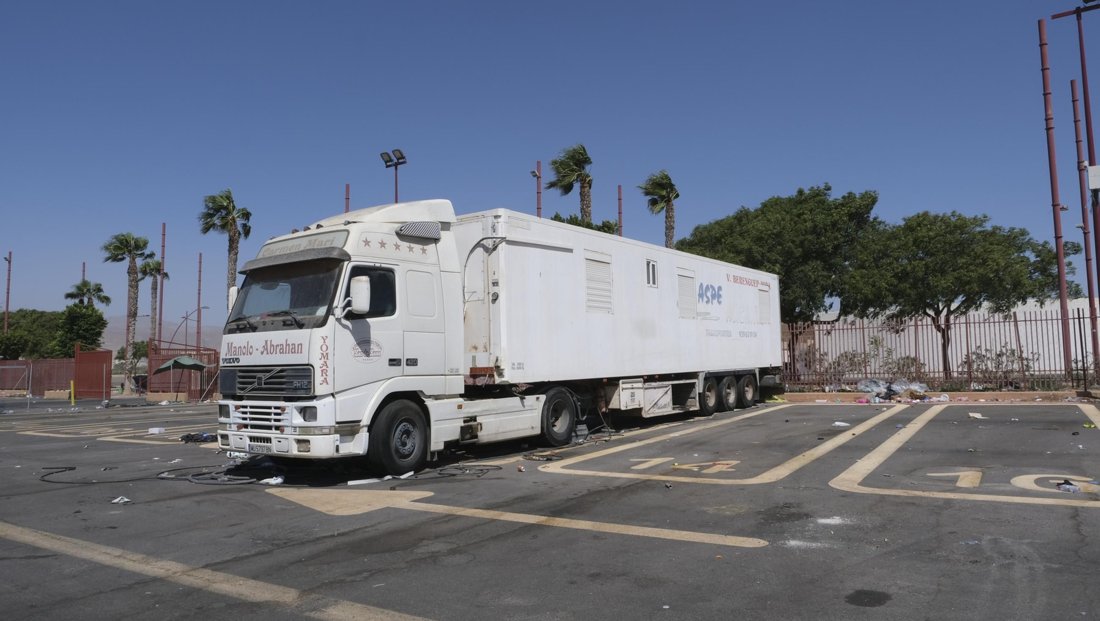 Fotos de la basura acumulada en el aparcamiento de los feriantes en la Vega de Acá