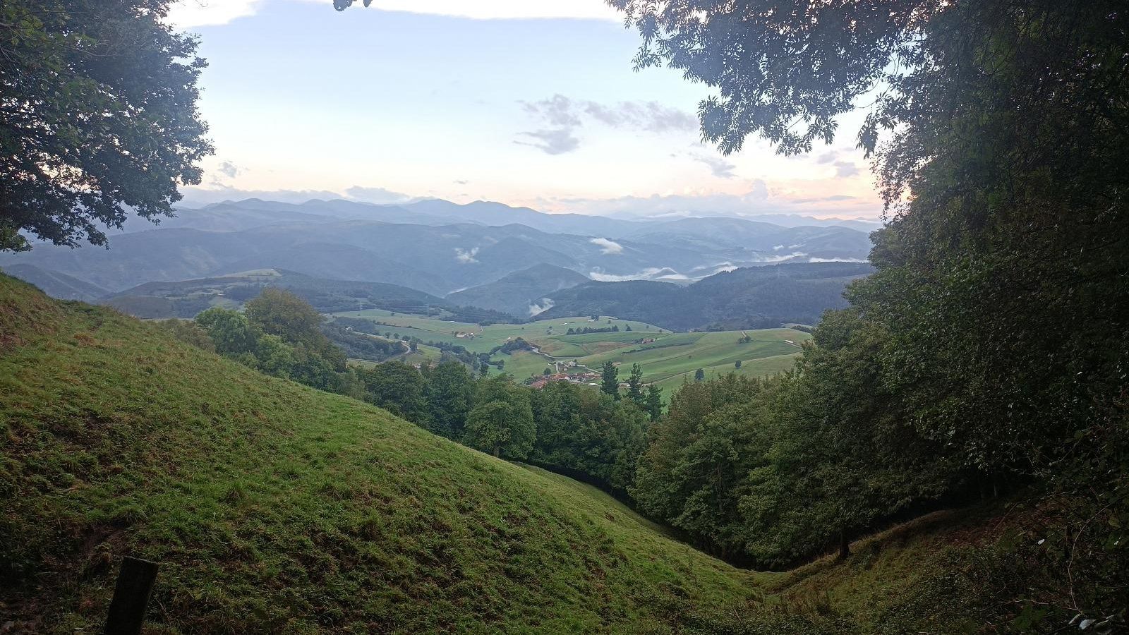 El recorrido alterna sierra y pradera.