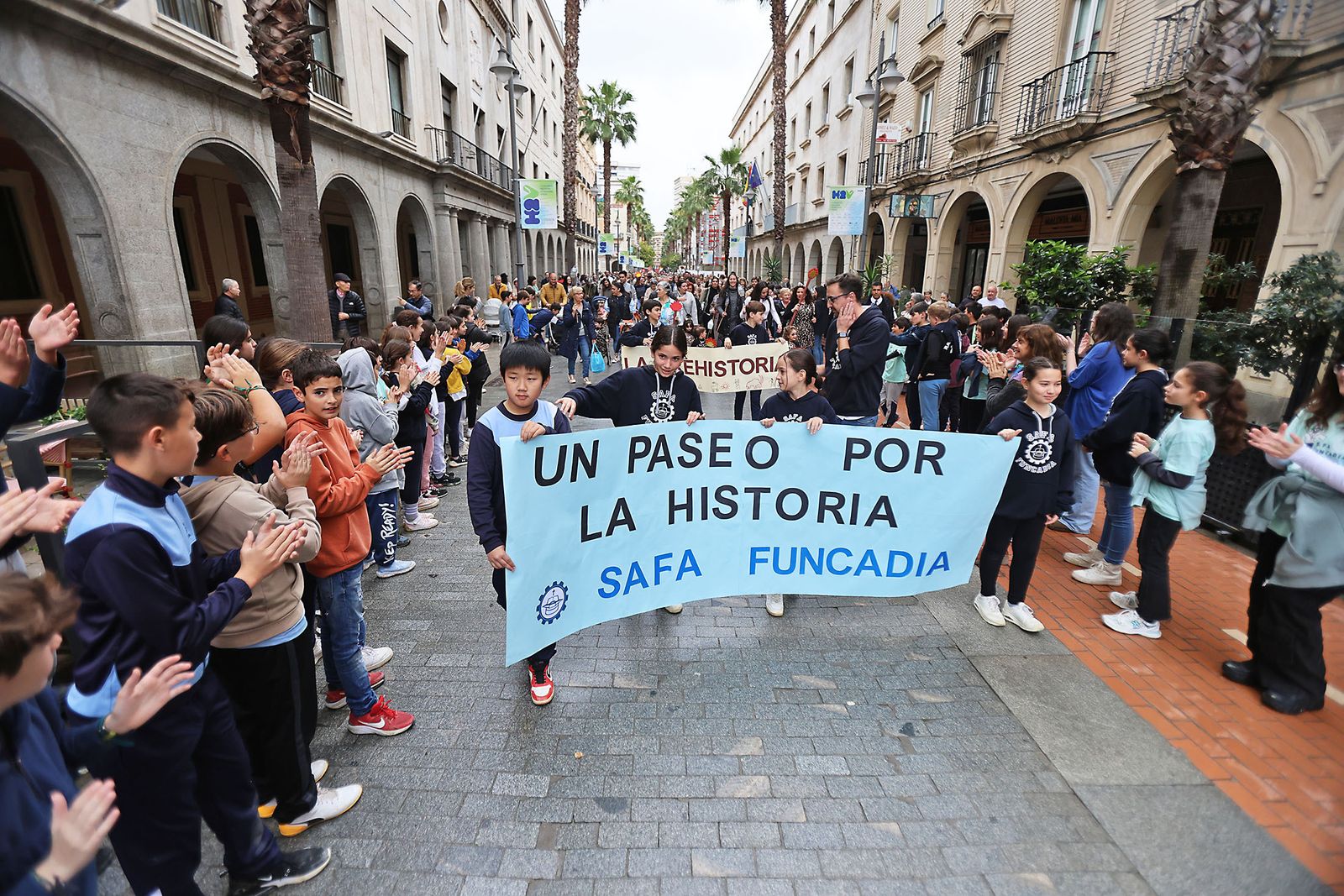 Imágenes del desfile “Un paseo por la historia”  de los niños del colegio Funcadia de Huelva