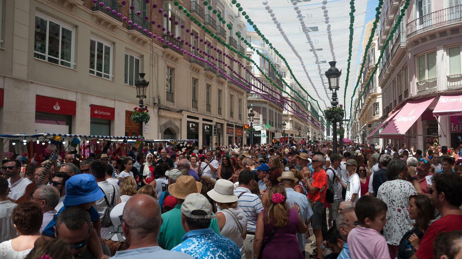 Ambiente en el Centro en el primer día de Feria de Málaga.