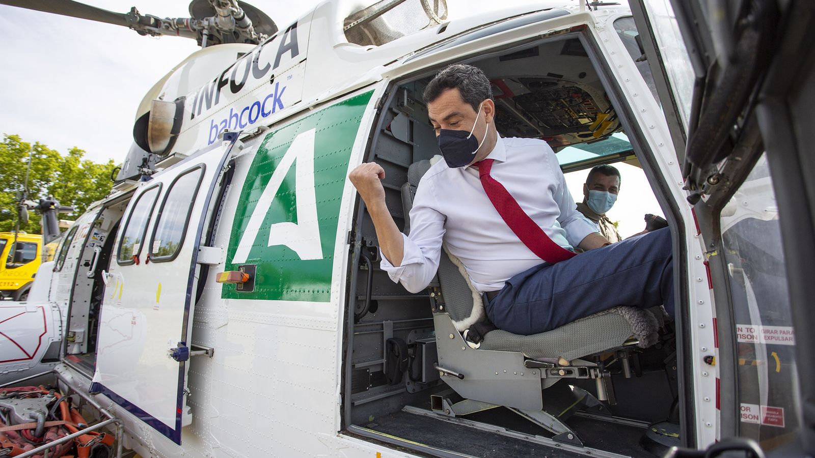 Juanma Moreno,  este miércoles en uno de los helicópteros del plan Infoca.