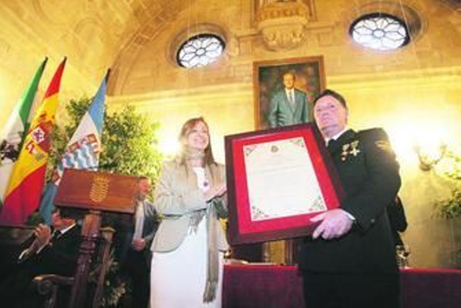 Pilar Sánchez entrega a Antonio Manuel Sánchez el título de Hijo Adoptivo de Jerez, ayer.