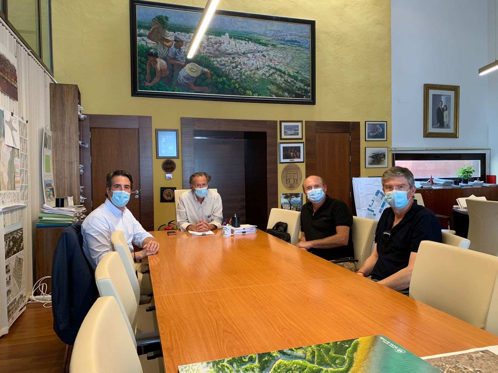 El alcalde de Chiclana, José María Román, en su encuentro con los responsables de Viamed.