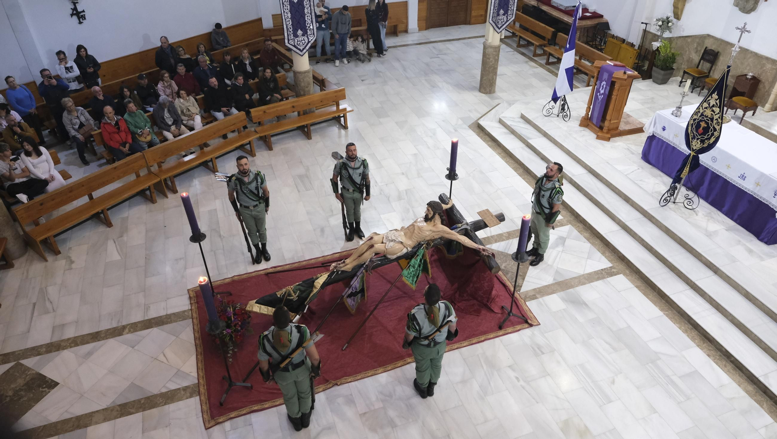 La Legión custodia el Cristo de la Buena Muerte en la Semana Santa de El Parador 2025