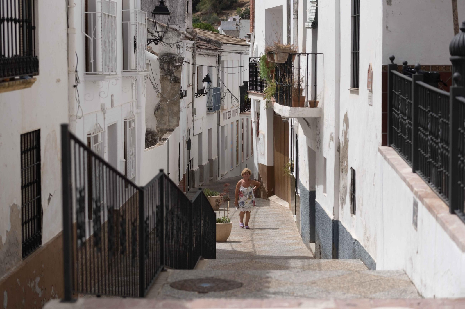 Vecina pasea por las calles de Benaoján.