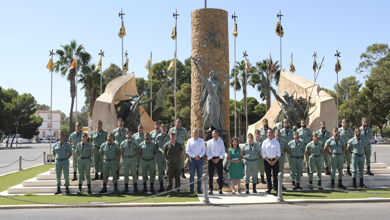 La Ministra de Defensa, Margarita Robles, visita la Base de La Legión en Viator, en imágenes