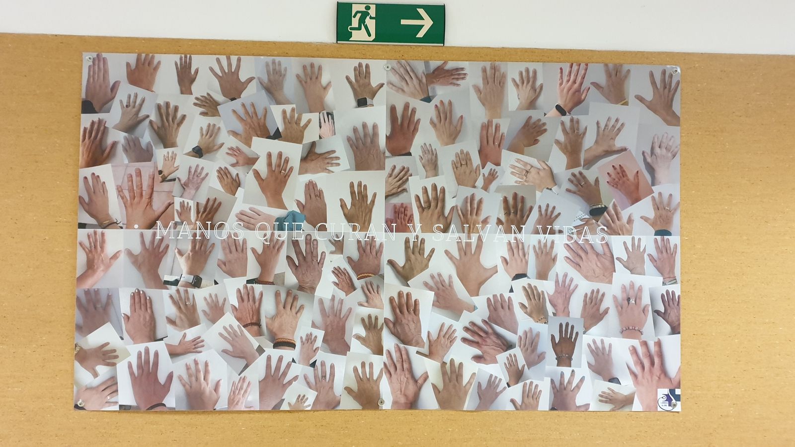 Mural realizado con las manos de enfermeras del Hospital de Jerez por el Día de la Enfermería.