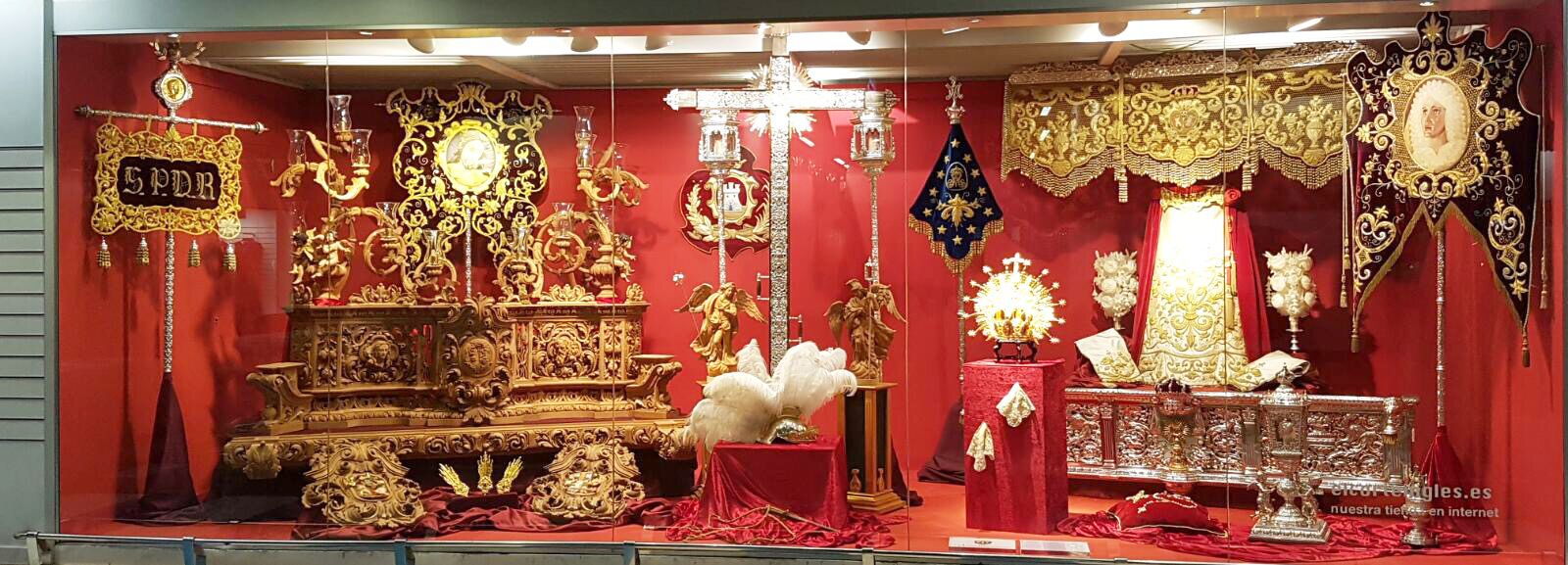 Exposición de Semana Santa de un año anterior, con enseres de Columna