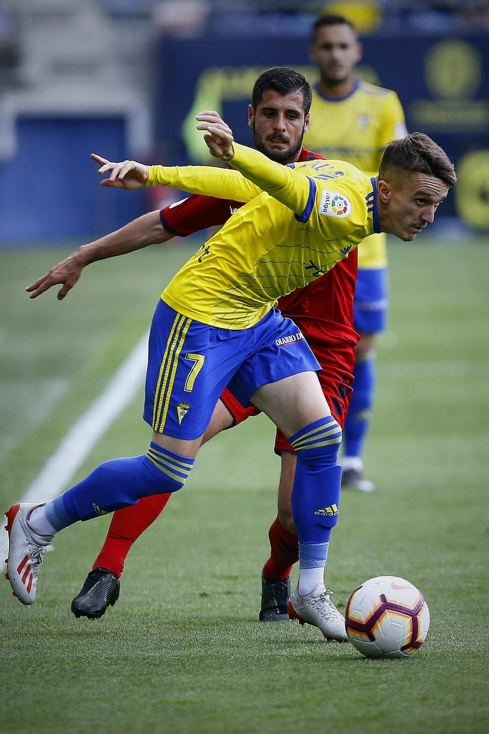 Partido de fútbol entre  Cádiz C.F. y C.A. Osasuna