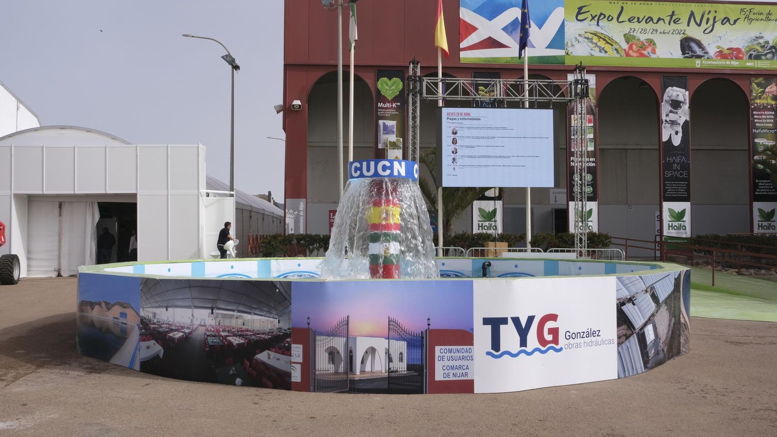 Fuente de nueve metros de diámetro a las puertas del Palacio, instalada y probada ya por la CUCN para lucir desde hoy en la Expolevante.