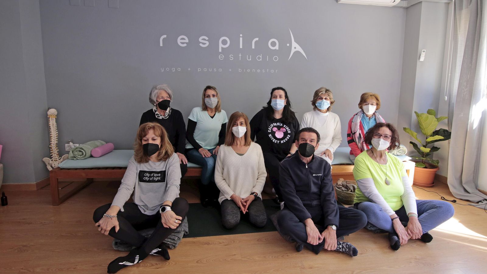 Stella, con un grupo de alumnos en el estudio.