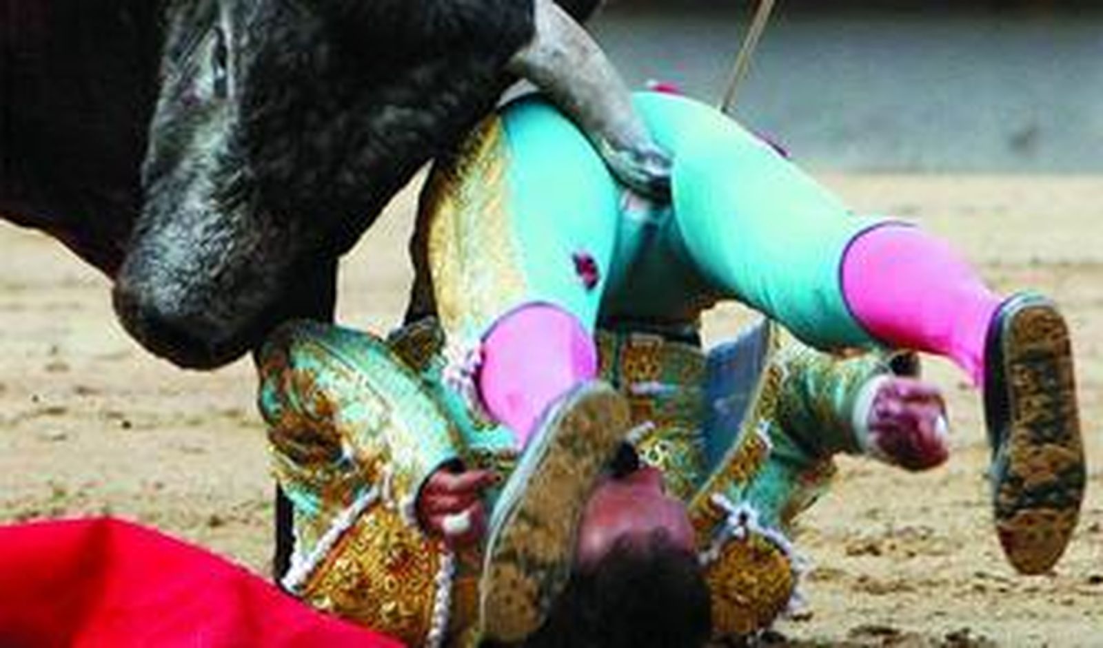 Momento en el que Carlos Escolar 'Frascuelo' recibe una tremenda cornada del primer toro.
