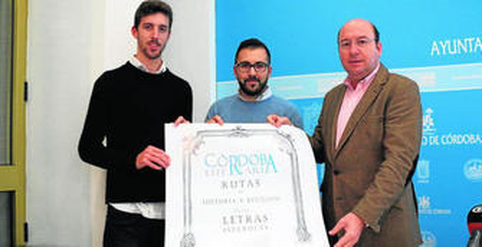 Carlos Costa, Jesús Ruiz y Rafael Navas, con el cartel de las Rutas Literarias.