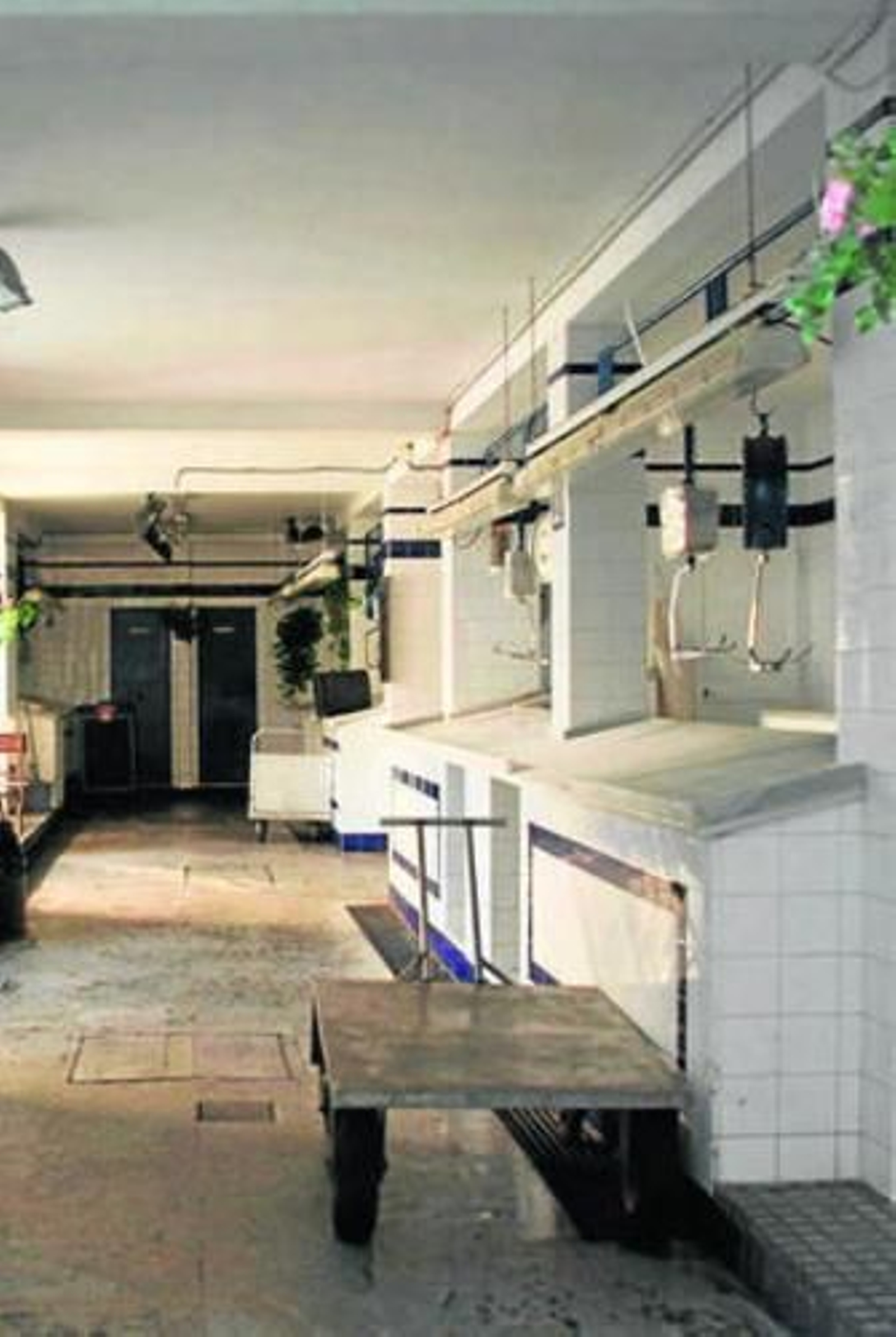 1. Sindicalistas impiden la entrada al centro comercial Bahía de Algeciras de El Corte Inglés. 2. Instalaciones del mercado de abastos de Tarifa con los puestos cerrados. 3. Miembros de uno de los piquetes discuten con el guarda de seguridad del comercio Worten, en el parque de Las Marismas de Los Barrios. 4. Imagen del acceso sur al Puerto de Algeciras, cerrado, a primera hora de la mañana. Fotos: Erasmo Fenoy,  Vanessa Pérez y Shus Terán.