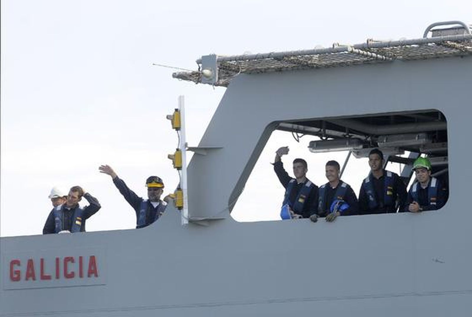 El buque Galicia parte de la Base Naval de Rota con rumbo a Somalia para sumarse a la operación Atalanta. 

Foto: Borja Benjumeda