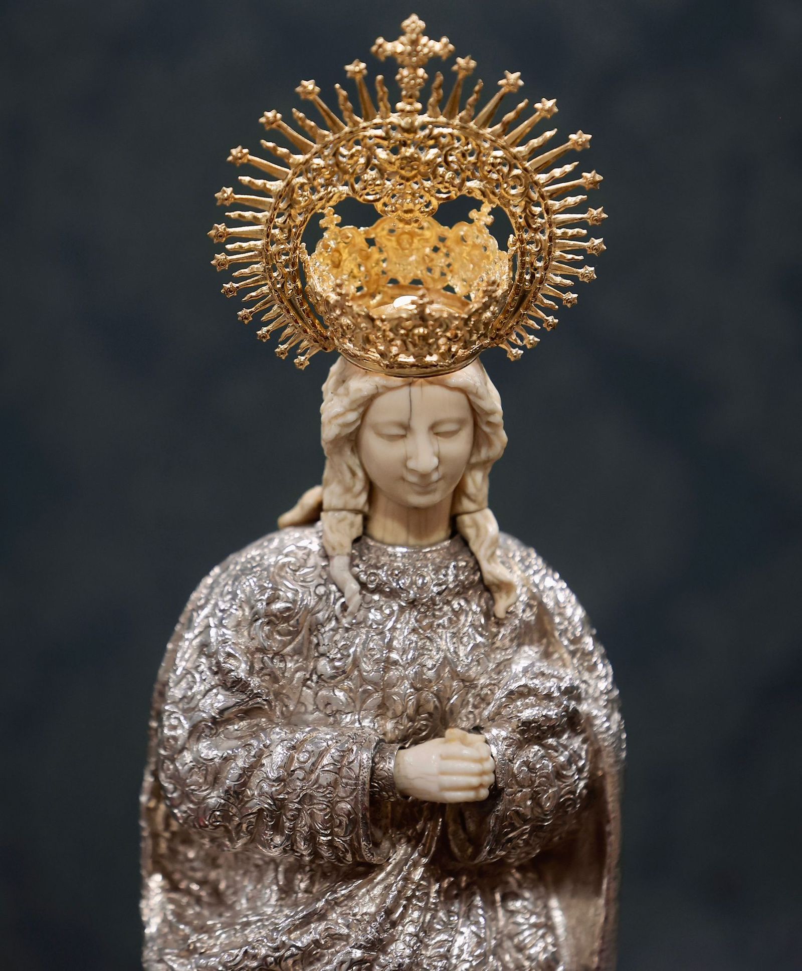 La Esperanza de Triana labra una corona para la Inmaculada de la calle central del paso de palio