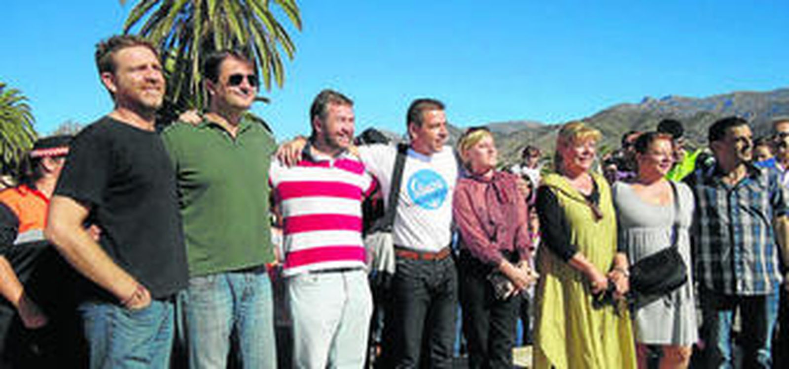 Los protagonistas de 'Verano Azul' se fundieron en un simbólico abrazo para celebrar el 30 aniversario de la serie.