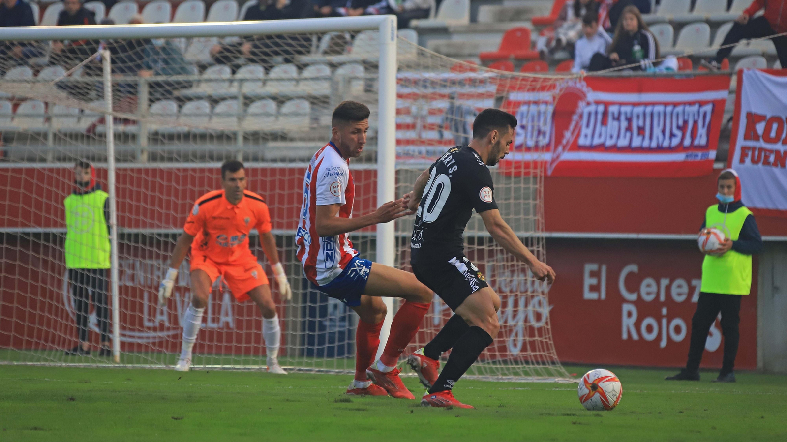 Mariano defiende en el Algeciras-Nàstic.