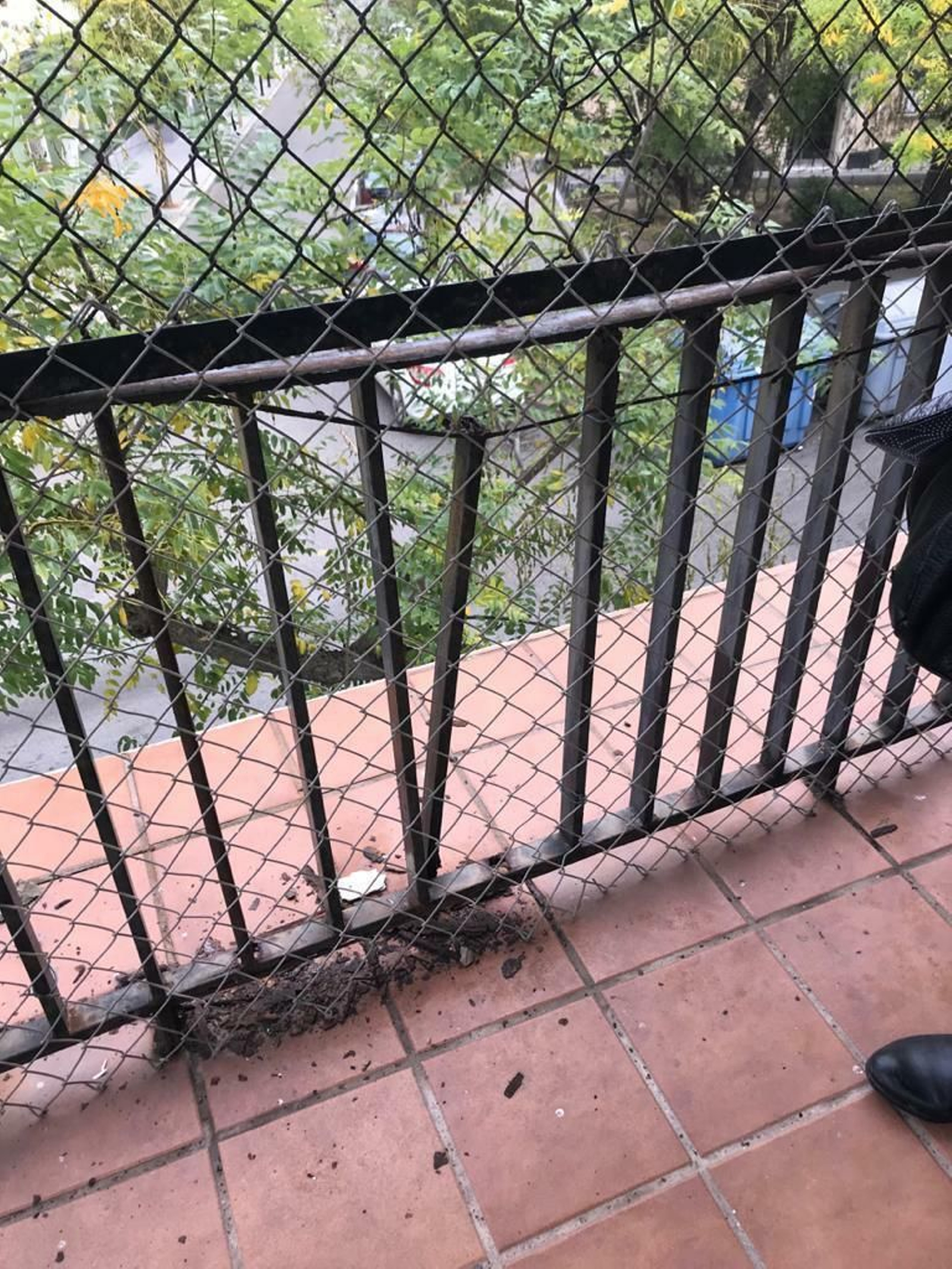 Una barandilla rota en el colegio de la Institución Provincial.